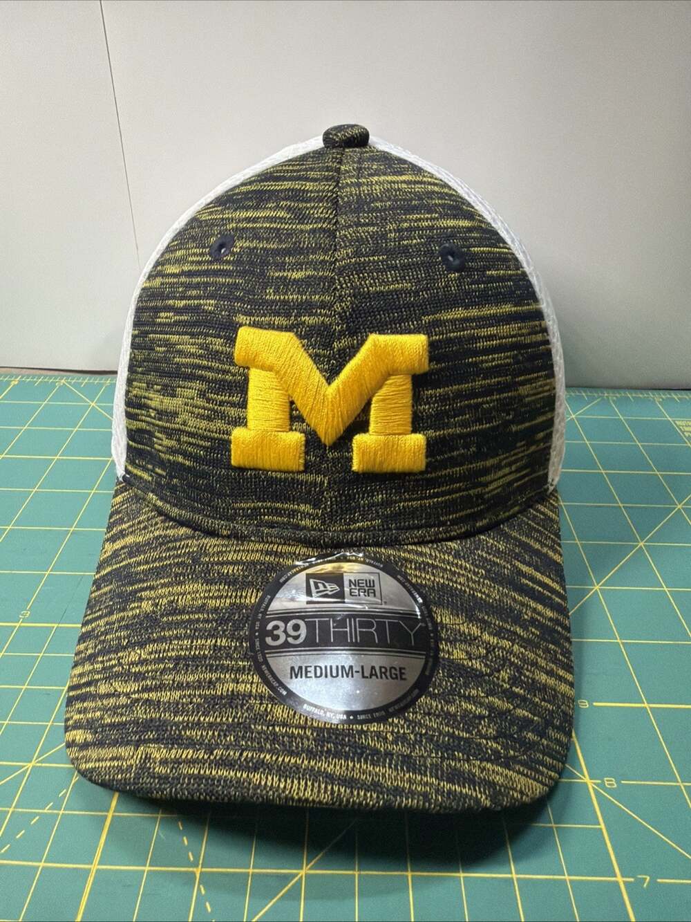 39thirty Michigan Wolverines Fitted Curved Brim Navy Yellow Hat Size M